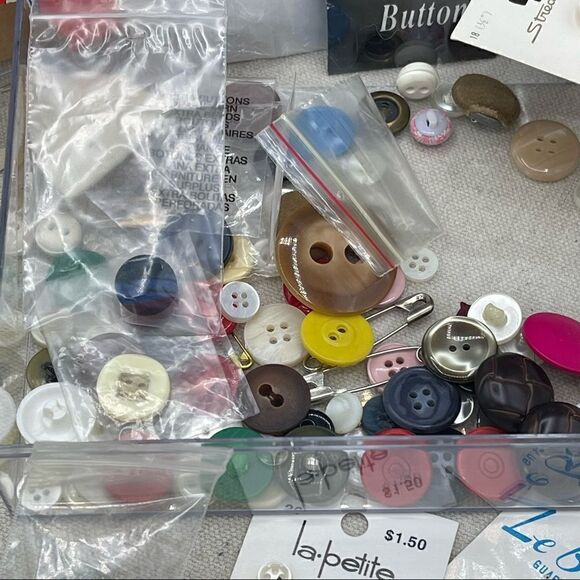 Vintage Mixed Lot of Clothing Coat Buttons in Clear Box - Picture 2 of 16